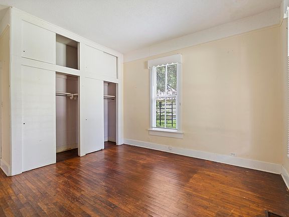 3rd image of 1800 W Short 17th St