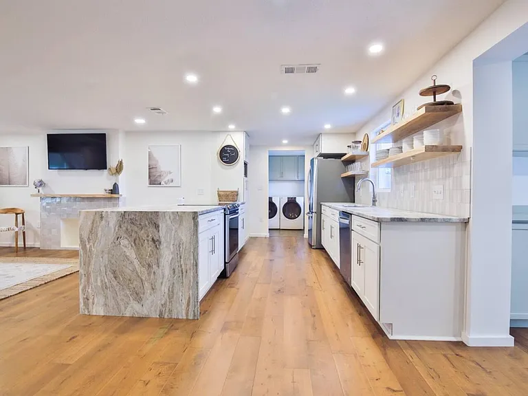 2249 Grove St — Photo 2