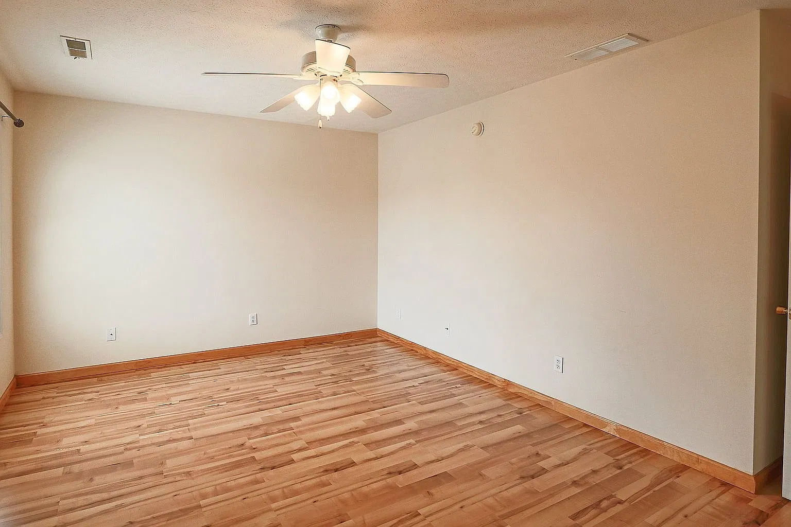 2623 E Oaklawn CT - 0 — Photo 3