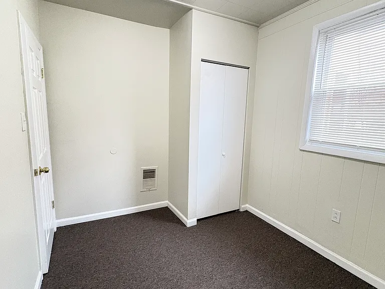 3rd middle bedroom