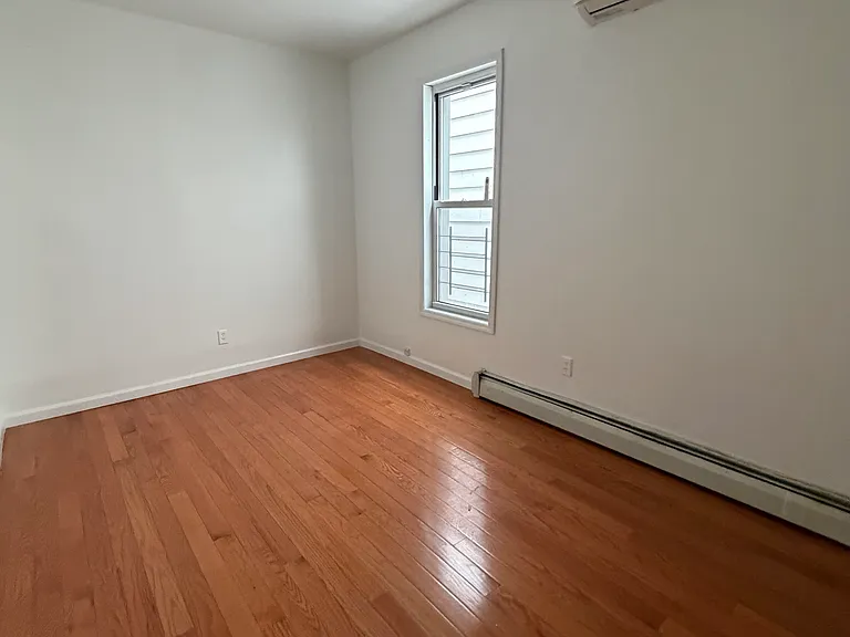 1433 Saint Lawrence Ave — Photo 3