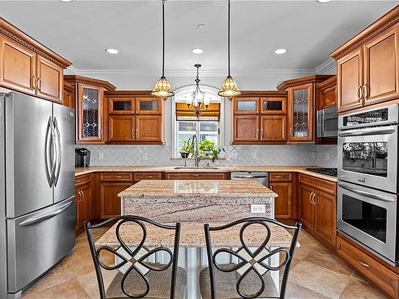 4th image of 2119 E 71st St