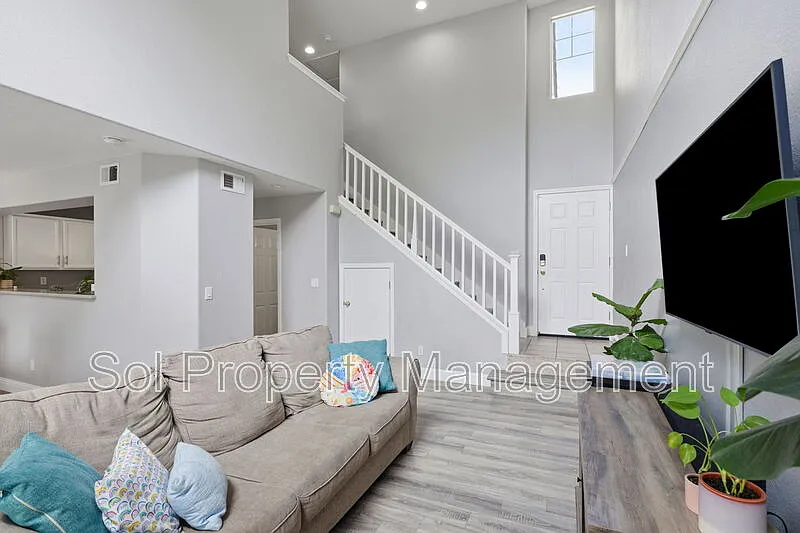 3 bed, 2.5 bath, 1391 sqft, $4,250 — Photo 4