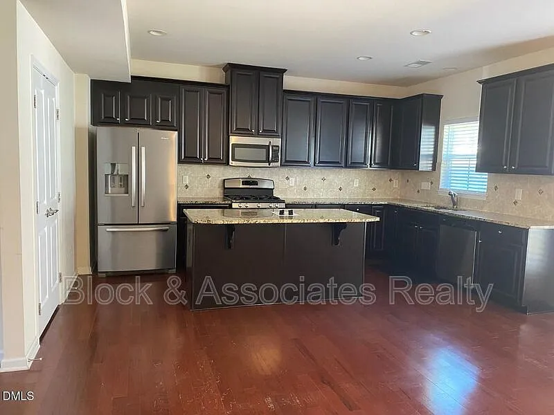 3 bed, 2.5 bath, 1770 sqft, $1,999 — Photo 3
