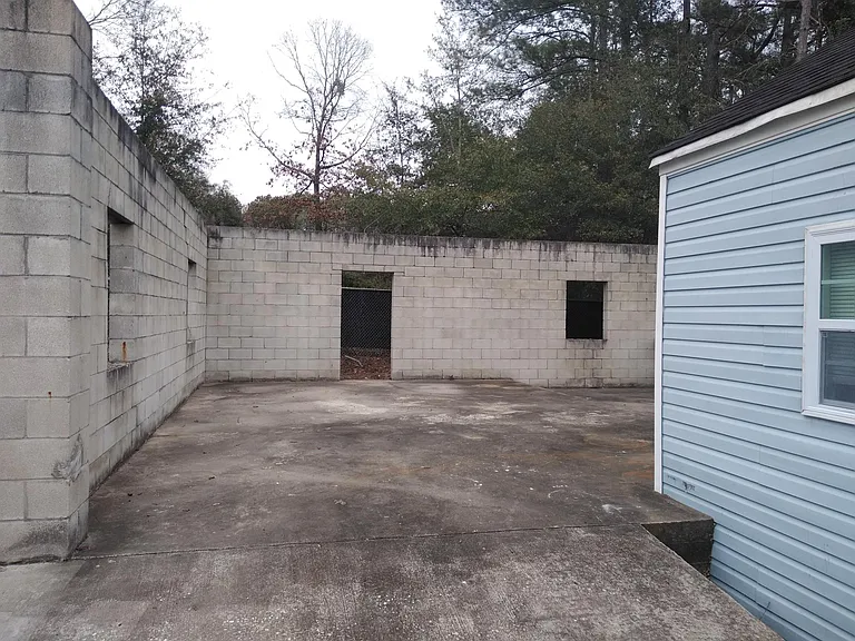 122 Burns St — Photo 3