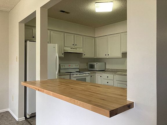 5th image of 4565 Woodland Ave Unit 1
