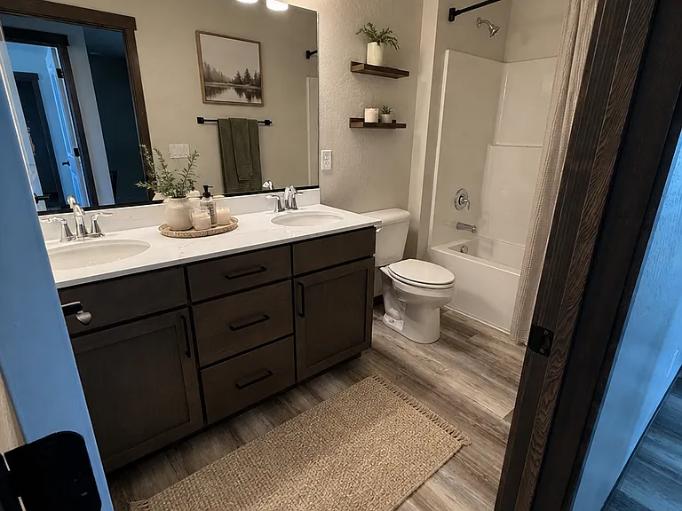 1574- 2nd Bathroom