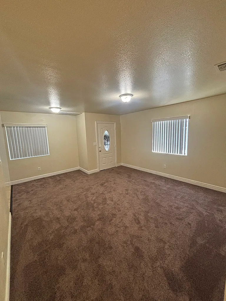 3 bed, 940 sqft, $3,500 — Photo 3