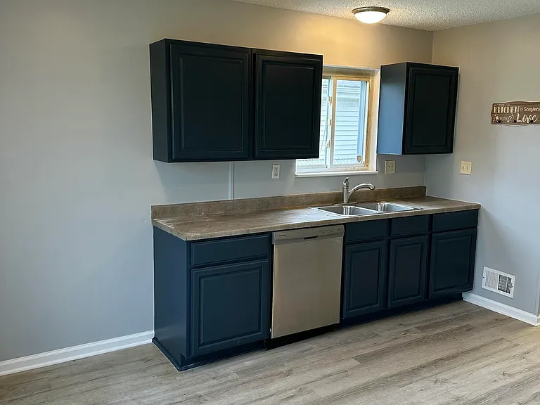 7060 Victory Ave — Photo 1