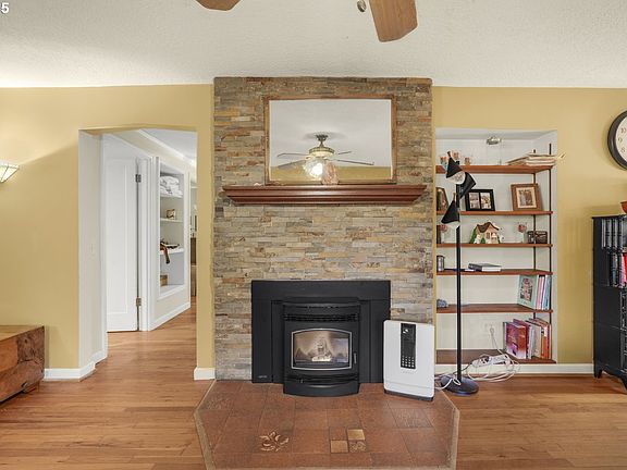 4th image of 3700 NE 53rd St