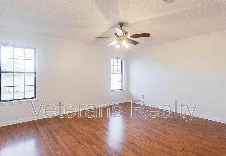1210 Spring Dr — Photo 16