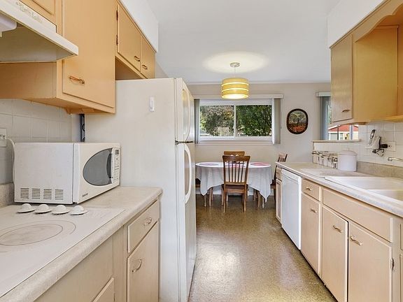 4th image of 221 Brown Ave #D