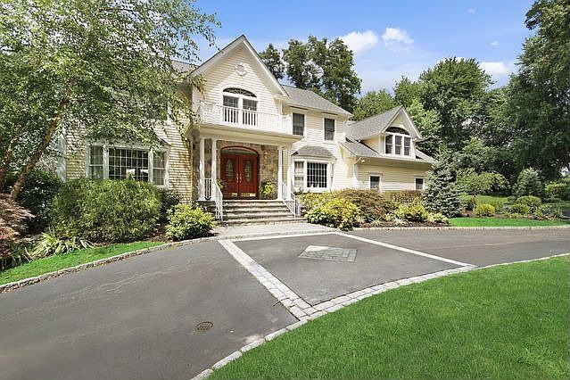 1st image of 4 Crestview Dr