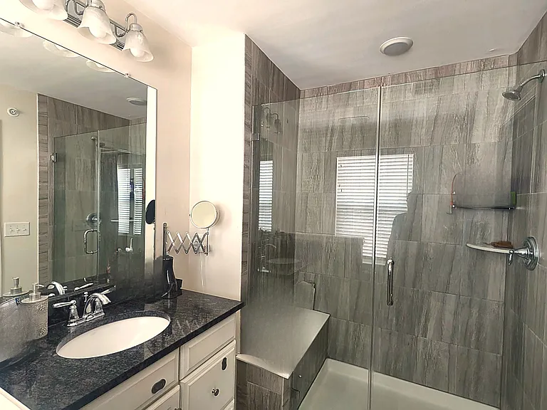 Full bathroom 1