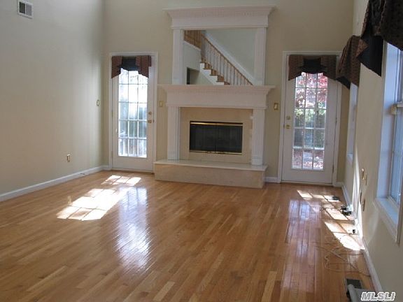 4th image of 95 Tiffany Ct S