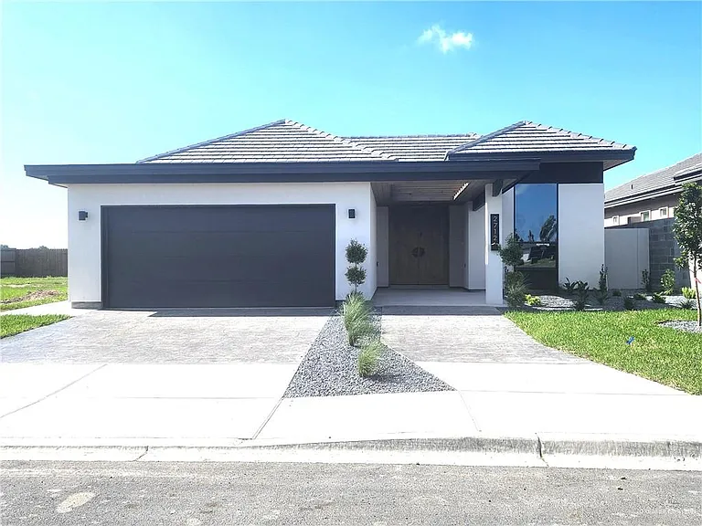 2712 W Hatfield Ave — Photo 1