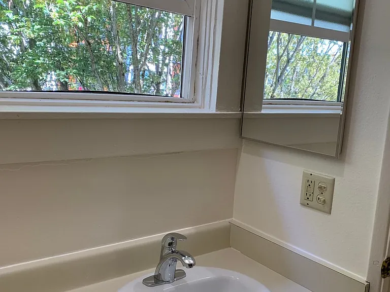 2404 N Vancouver Ave — Photo 5
