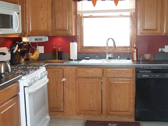 Spacious Oak Eat-In Kitchen with Newer Appliances