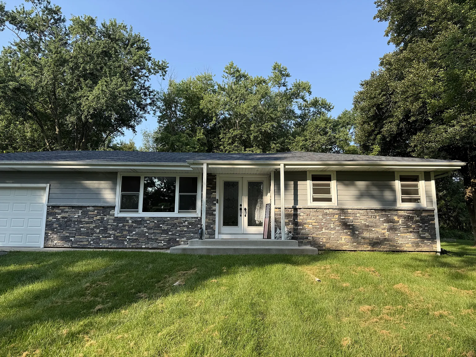 325 E Circle Dr — Photo 2