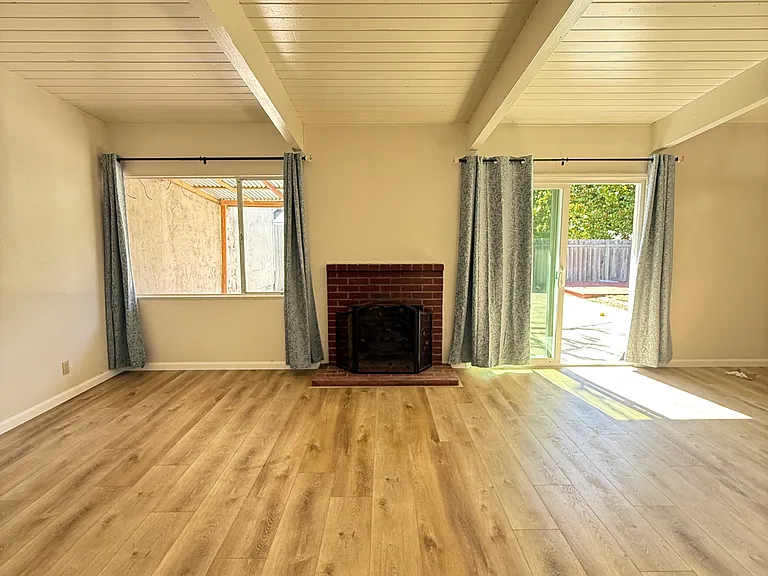 1103 Campbell St — Photo 14