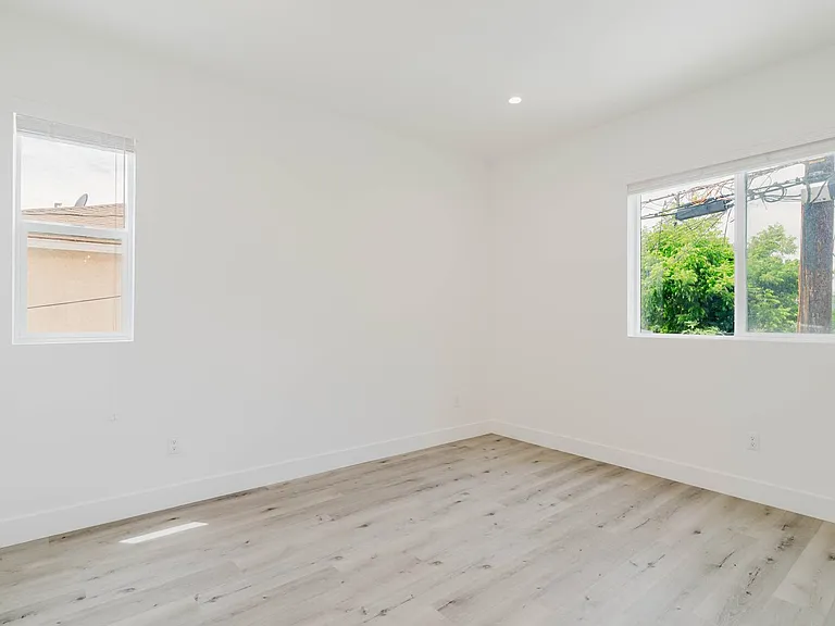 10853 Otsego St — Photo 15