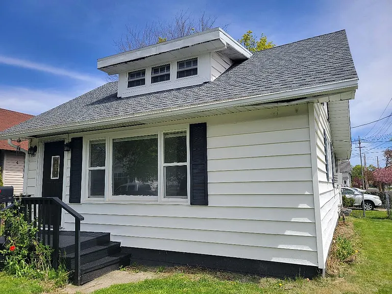 1921 S Rundle Ave — Photo 2