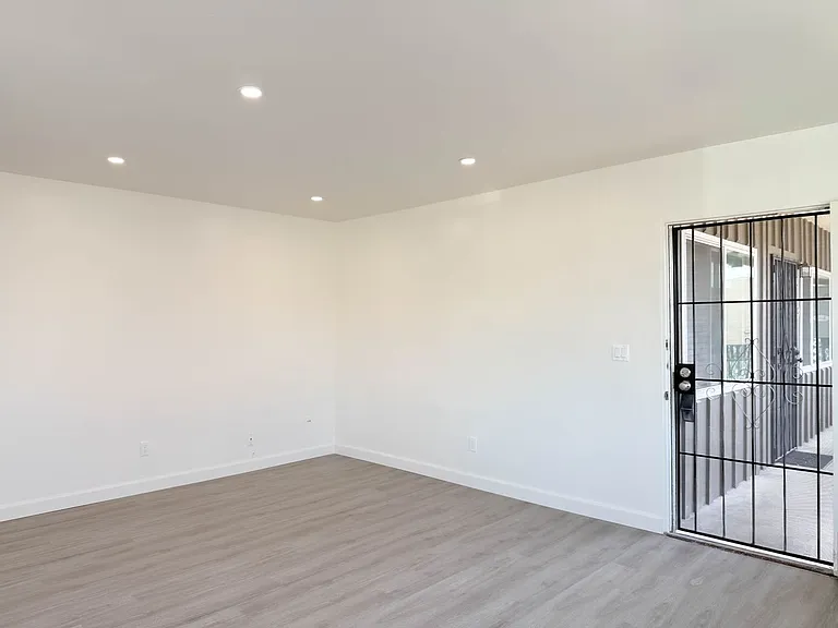 4427 Estrella Ave — Photo 25