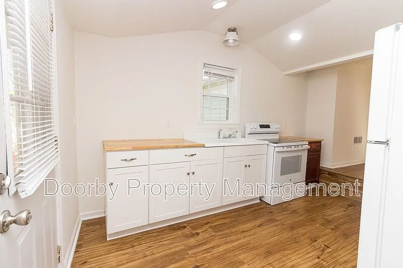Building Photo - 2602 14th Ave #B