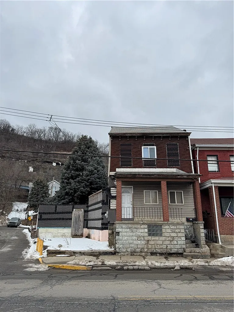 102 N Main St photo 1