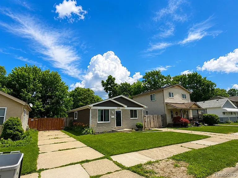 23400 Reynolds Ave — Photo 2