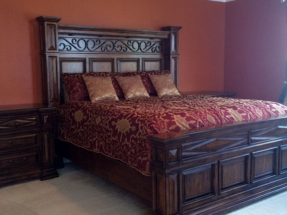 Master bed w/crown molding