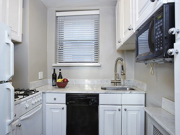 2nd image of 135 W 58th St APT 7C