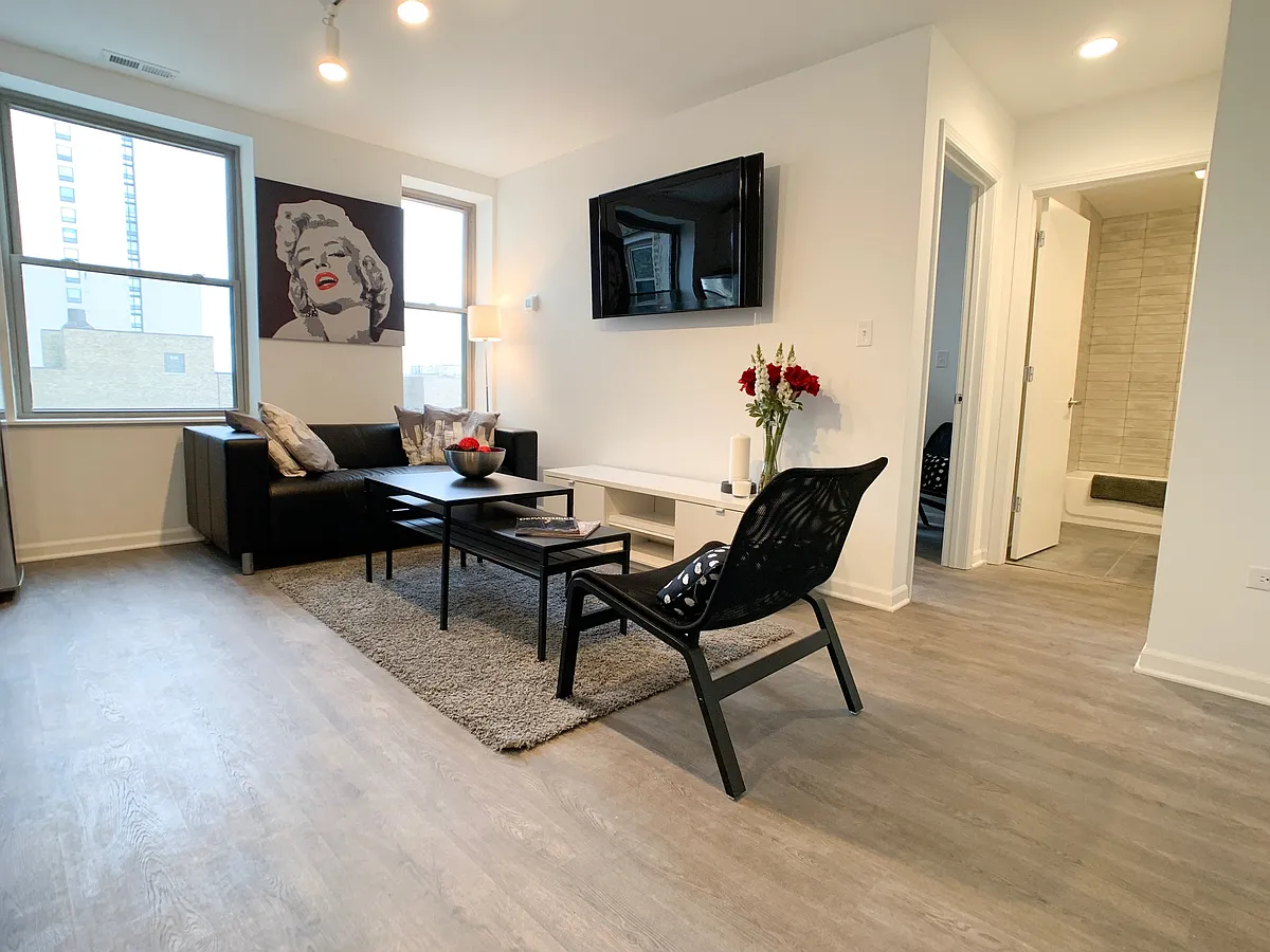 Building Photo - 942 W Winona St #202