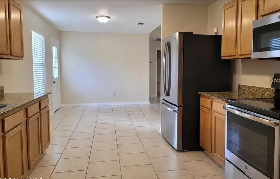 3 bed, 1232 sqft, $1,450 — Photo 3