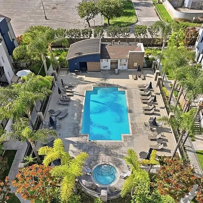 2 bed, 2.0 bath, 1030 sqft, $4,100 — Photo 3