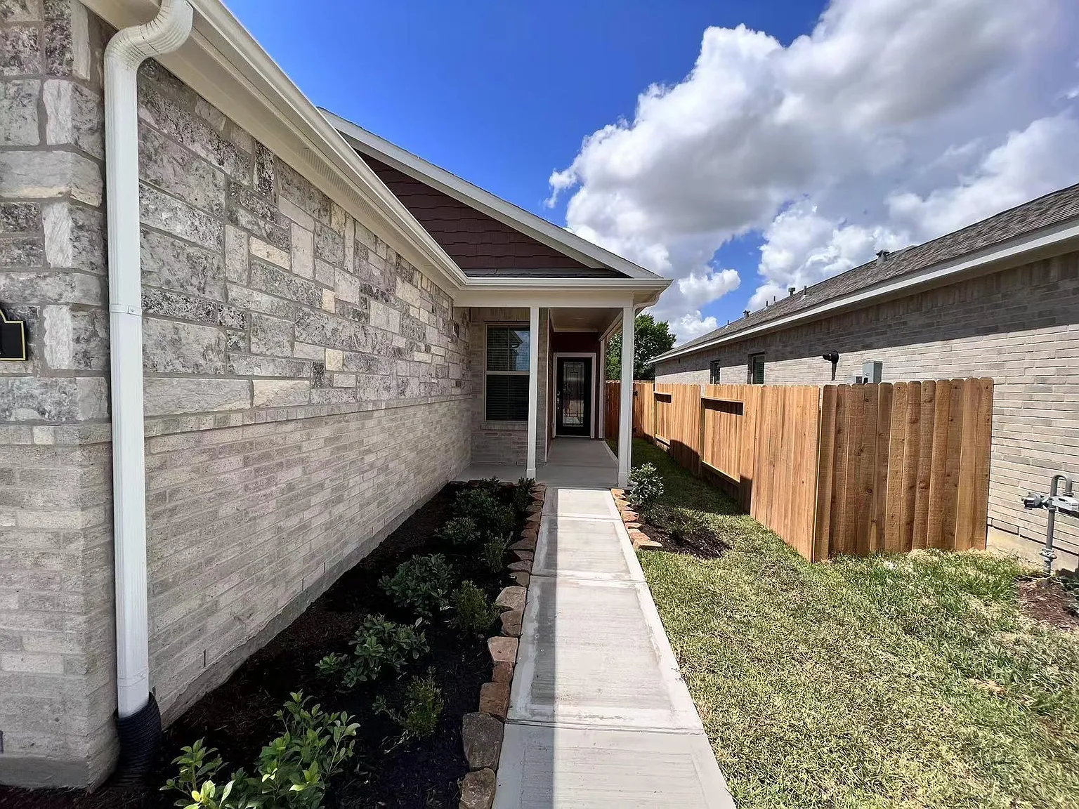 4 bed, 2.0 bath, 1521 sqft, $1,999 — Photo 3