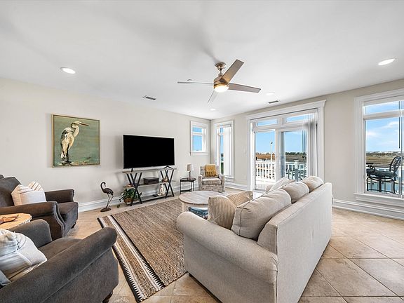 4th image of 910 Ocean Dr #910