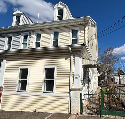 220 Penn St Photo 1