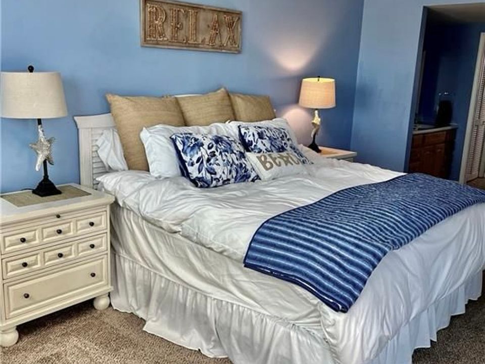 King size bed, additional bedding and towels available