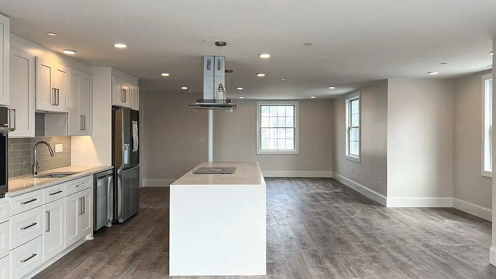 1 bed, 1.5 bath, 1176 sqft, $3,100 — Photo 2
