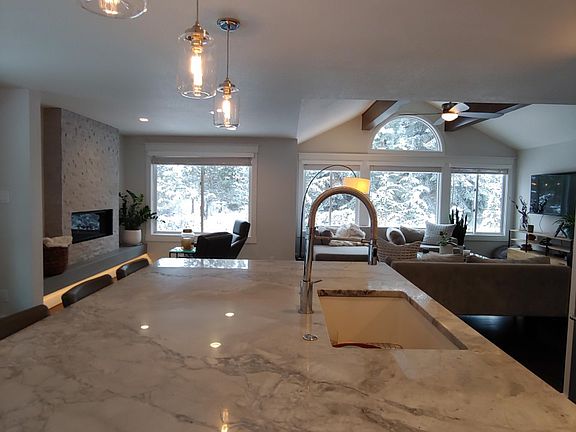 Gorgeous Quartzite Island