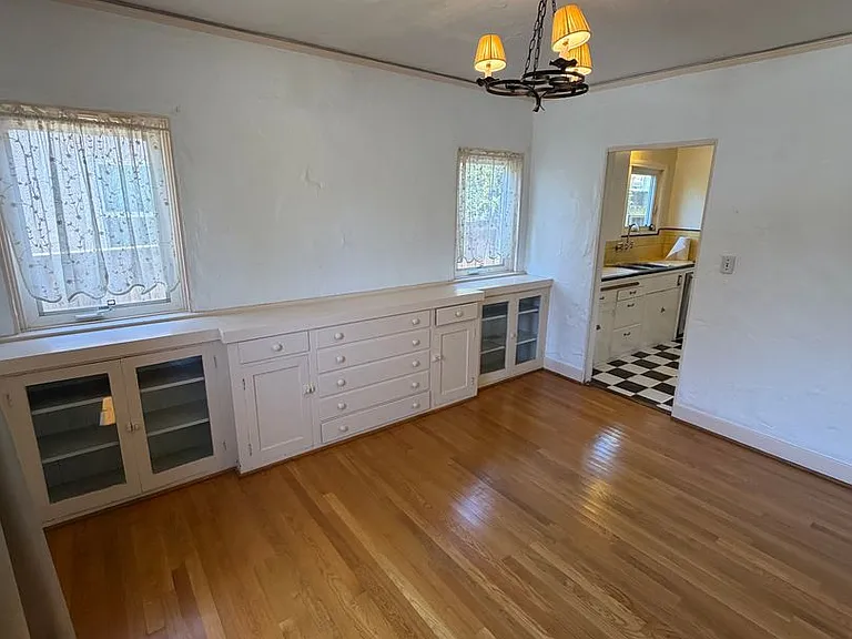 635 E Victoria St — Photo 8