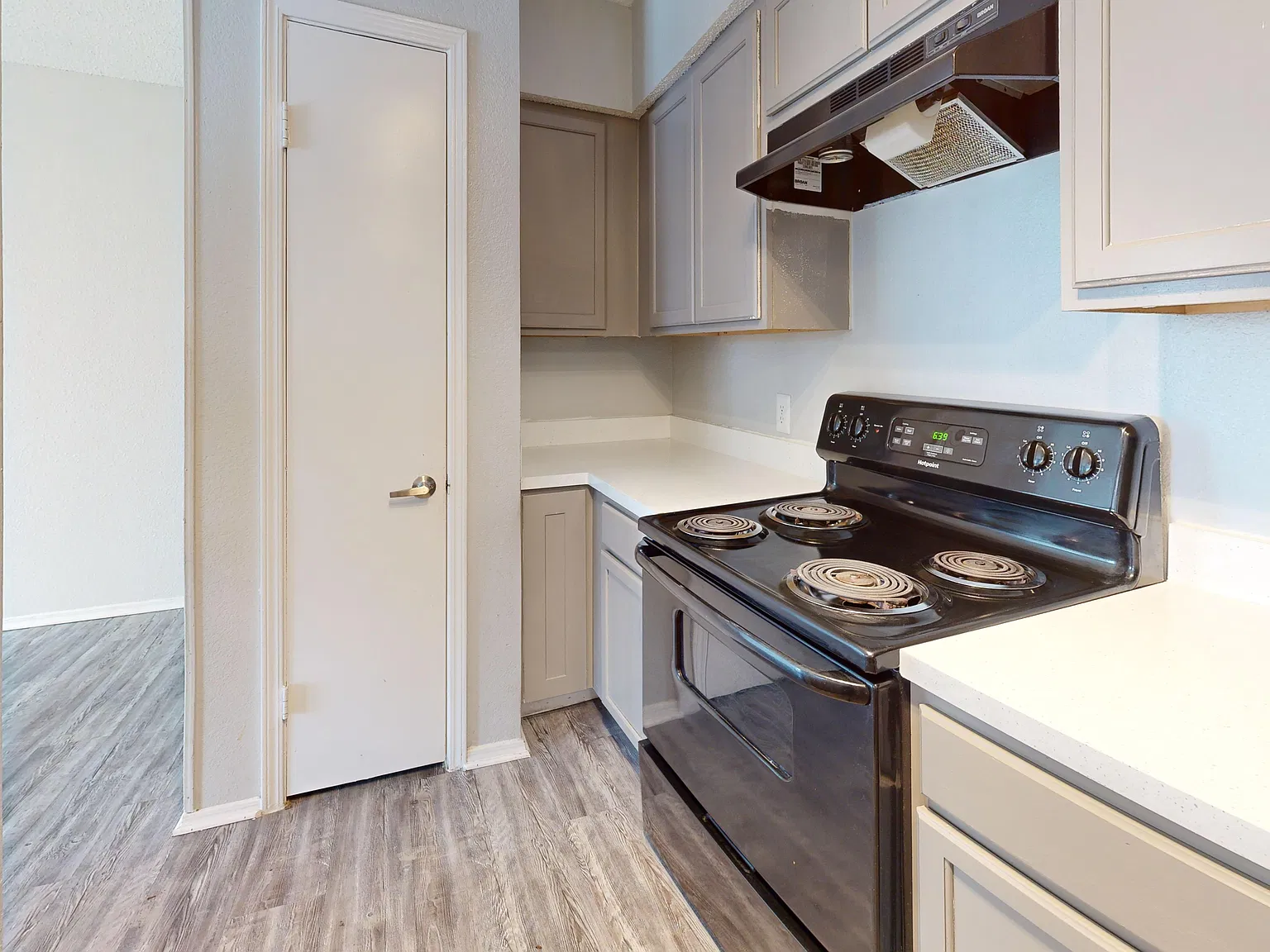 Luna Apartments — Photo 4