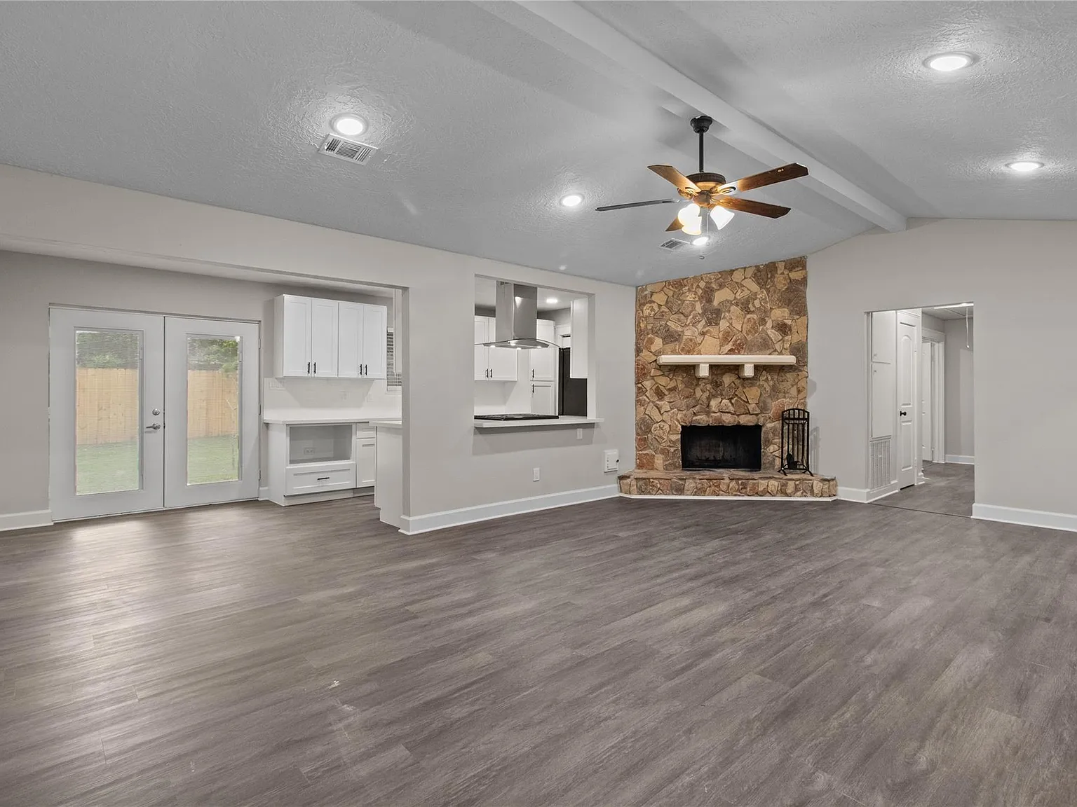 3 bed, 2.0 bath, 1399 sqft, $1,950 — Photo 3