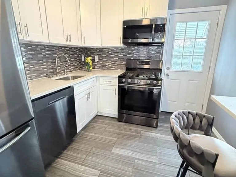 3146 Mercer St — Photo 3