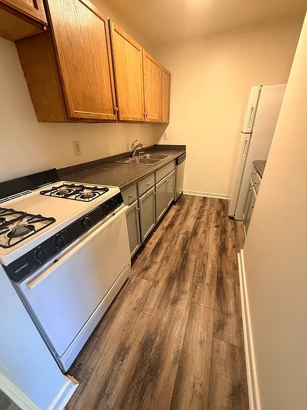 2 bed, 1.0 bath, 900 sqft, $995 — Photo 2