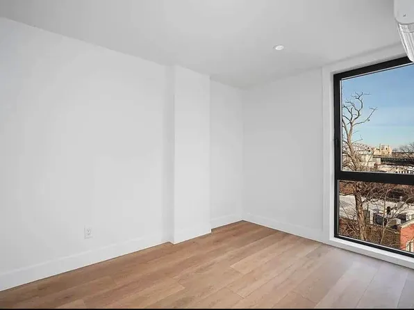 23-09 Astoria Boulevard image 5 of 12