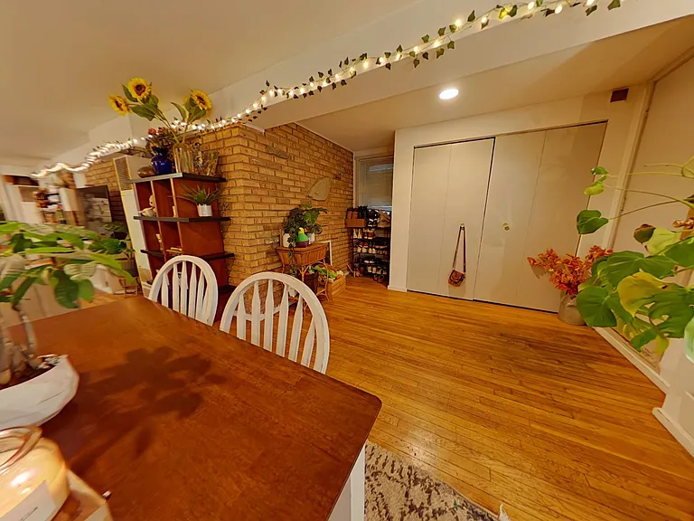 831 Wrightwood — Photo 3