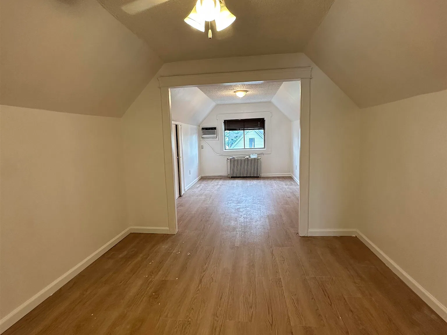 5 bed, 1.0 bath, 1400 sqft, $3,200 — Photo 3