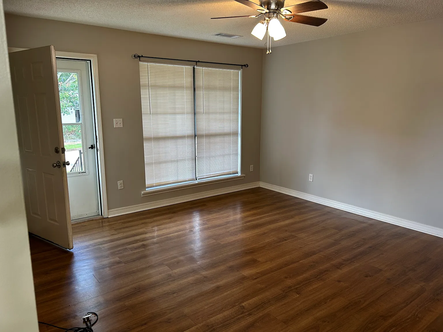 2 bed, 1100 sqft, $875 — Photo 2